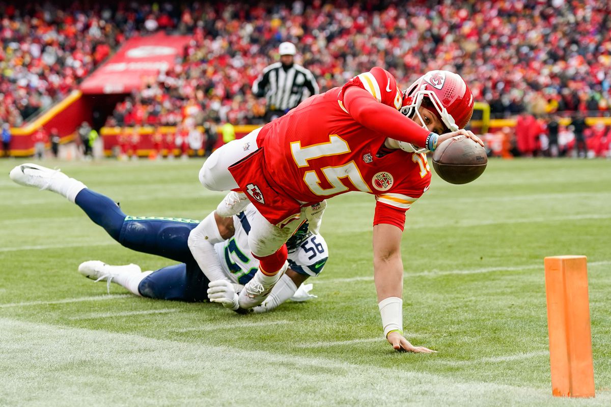 Patrick Mahomes throws, runs for TD as Chiefs beat Texans to close